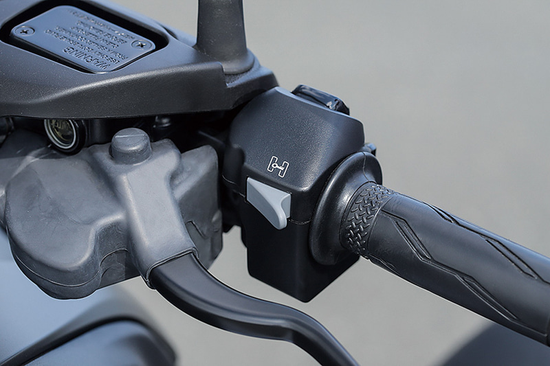 スタンディングアシストのスイッチはステアリングに配備