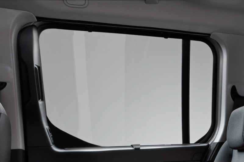 収納付きセンターコンソール（内部に12Vソケット付き）、後席ウィンドウ用ロールアップブラインド、後席足下に2か所の床下収納を装備