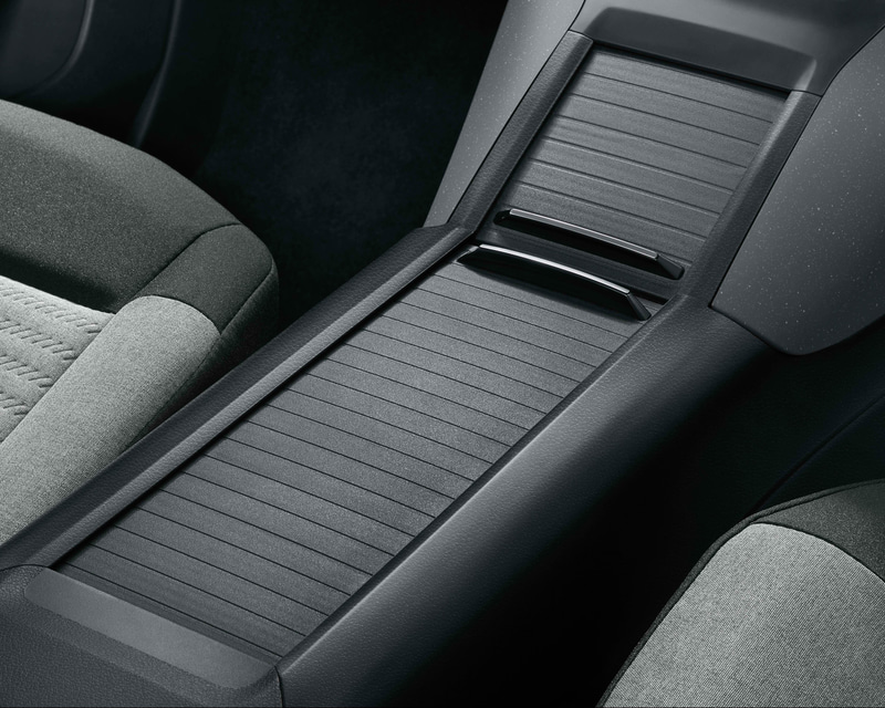 収納付きセンターコンソール（内部に12Vソケット付き）、後席ウィンドウ用ロールアップブラインド、後席足下に2か所の床下収納を装備