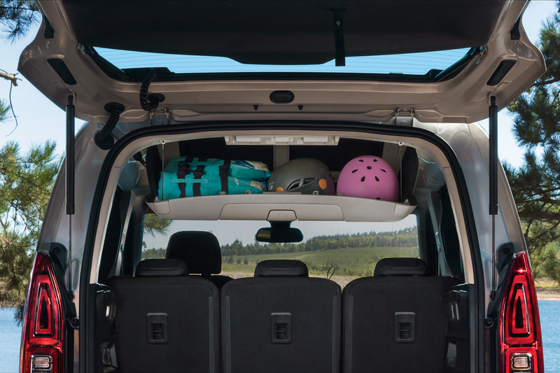 リアシート後方頭上には車内からもリアゲート側からもアクセスできるリアシーリングボックスを設定