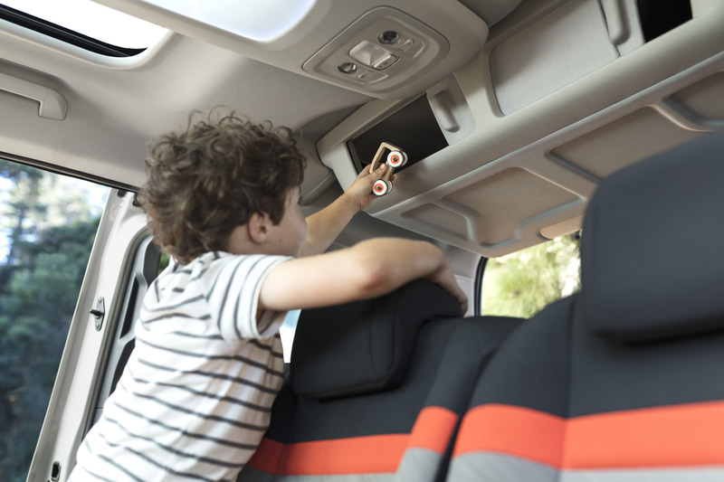 リアシート後方頭上には車内からもリアゲート側からもアクセスできるリアシーリングボックスを設定