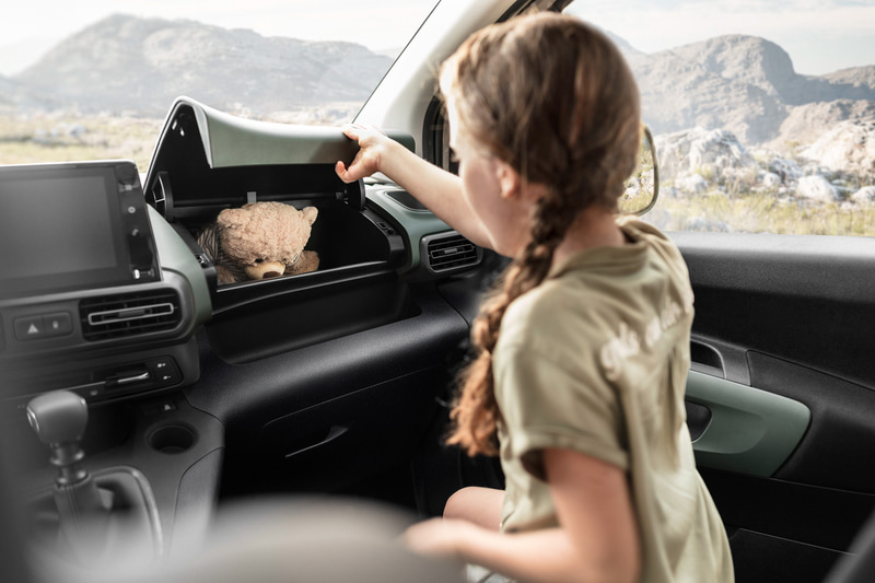 11.8Lのスペースを確保する助手席の「Topbox」