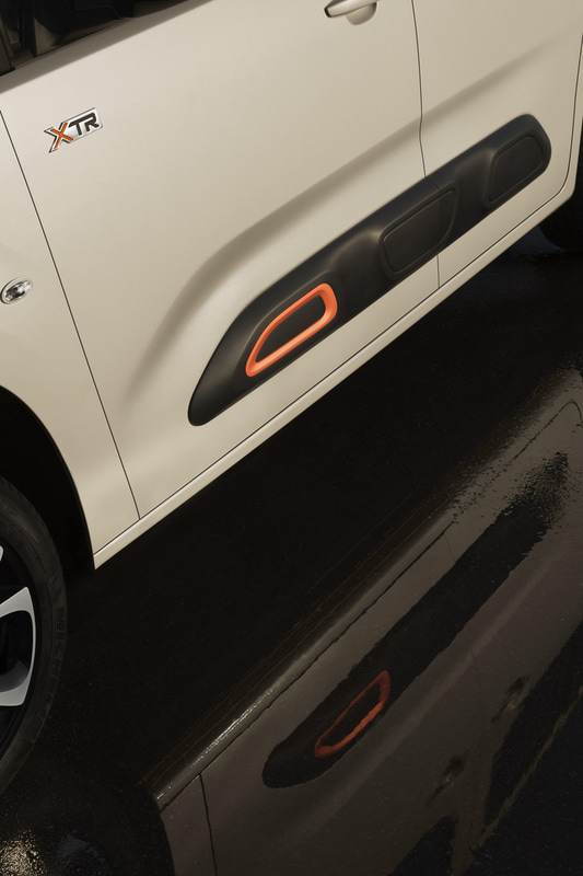 Airbumpへのオレンジアクセントや、17インチアロイホイールなどを装備