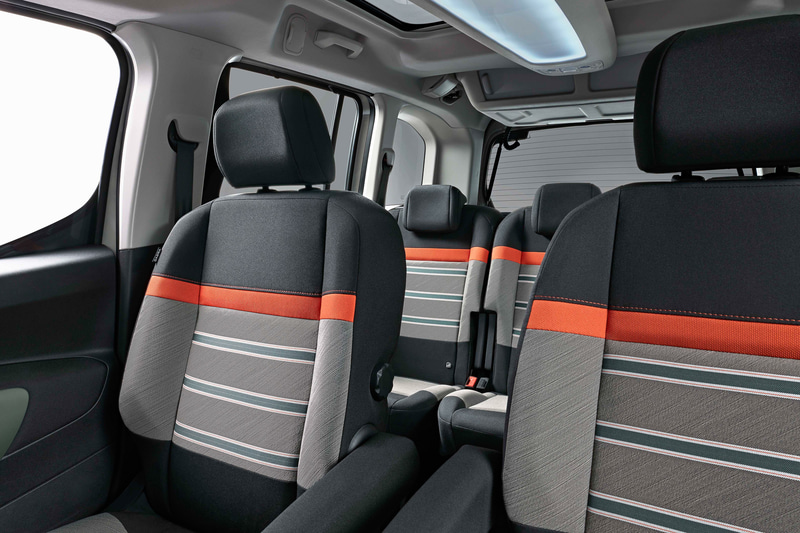 内装もオレンジアクセントの専用シートとなる