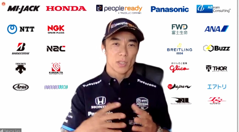 佐藤琢磨選手のバーチャル背景の向かって左上にMI-Jackのロゴが見える
