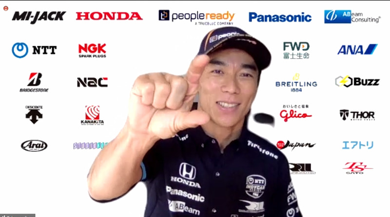 エアロスクリーンのフレーム幅を説明する佐藤琢磨選手