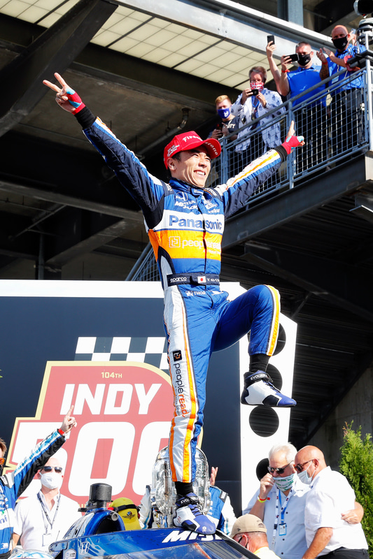 優勝後のグリコポーズ、足下に注目。エアロスクリーンだからこそできるとのことで、完璧なポーズを決めた