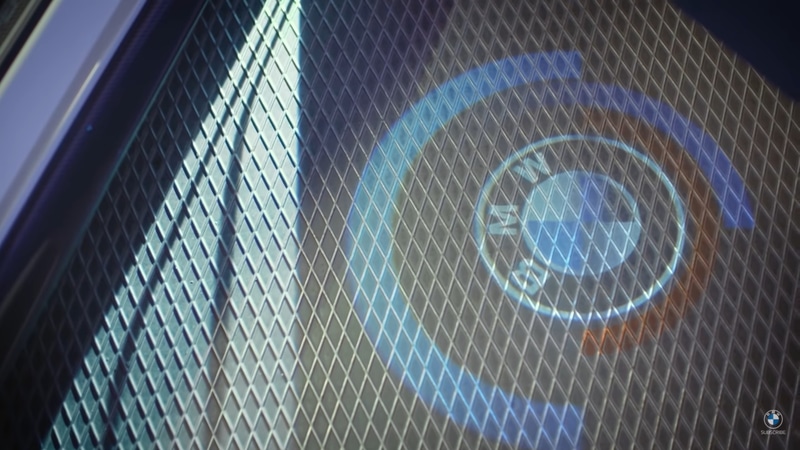 ドアを開くと地面を照らす「LEDドアプロジェクター」は異なる3つのロゴを投影できるという