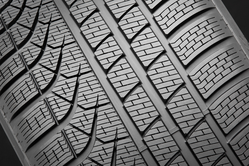 コンパウンド、トレッドパターン、技術的ソリューションによって、冬の路面でもサマータイヤと同等レベルの安全性とコントロール性を確保