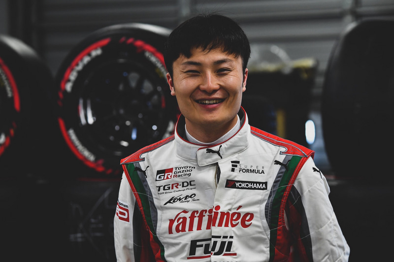 中嶋一貴選手（VANTELIN TEAM TOM’S、左）、小林可夢偉選手（carrozzeria Team KCMG、中央）、山下健太選手（KONDO RACING、右）の日本人3選手はすでに帰国しPCR検査も済ませて参戦が決定