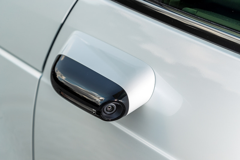 電子ミラーシステム「サイドカメラミラーシステム」。映像は室内側の6インチモニターに表示される