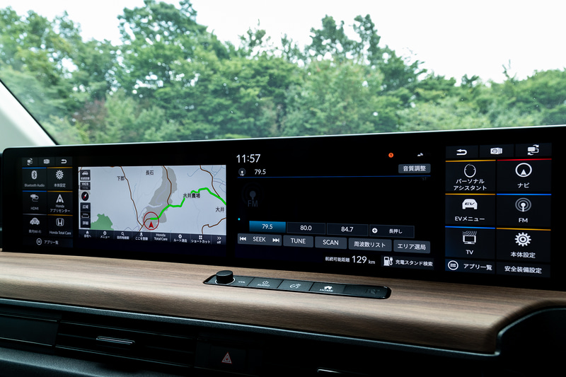 「ワイドスクリーン HondaCONNECT ディスプレー」はボタン1つで左右画面を入れ替えることも可能