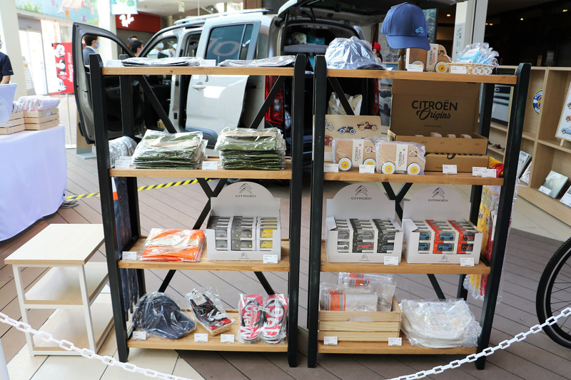 ららぽーと豊洲の展示イベントでは物販なども行なわれている