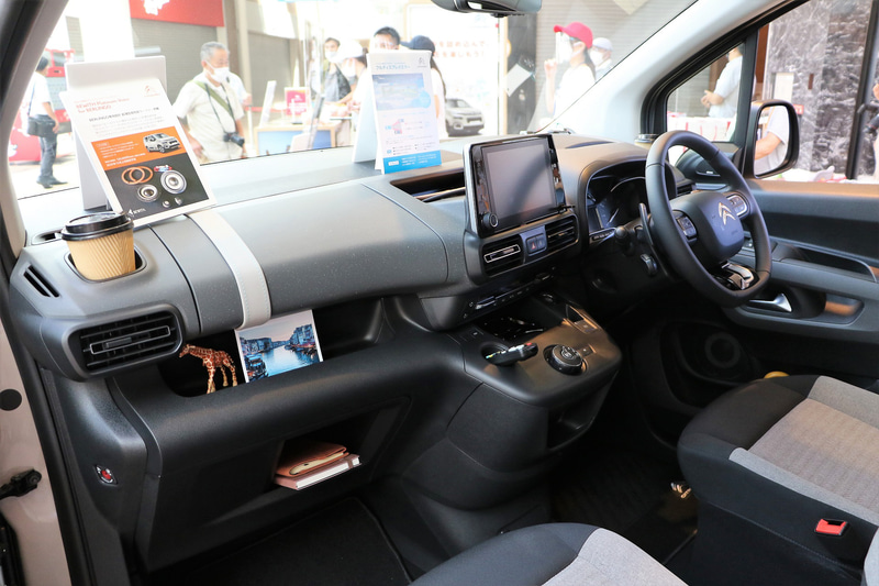 新型ベルランゴのインテリア。カタログモデル（SHINE）ではセンターコンソールや後席用エアアウトレットなどが新たに追加されている