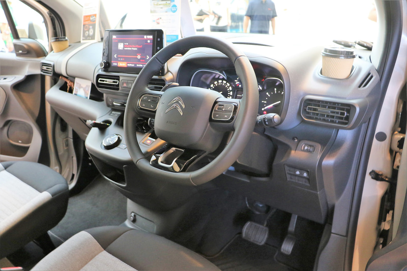 新型ベルランゴのインテリア。カタログモデル（SHINE）ではセンターコンソールや後席用エアアウトレットなどが新たに追加されている