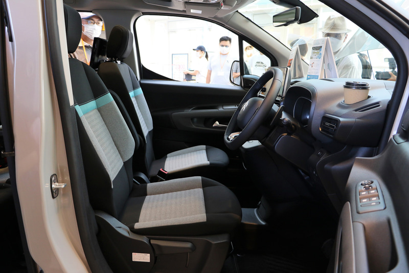 新型ベルランゴのインテリア。カタログモデル（SHINE）ではセンターコンソールや後席用エアアウトレットなどが新たに追加されている