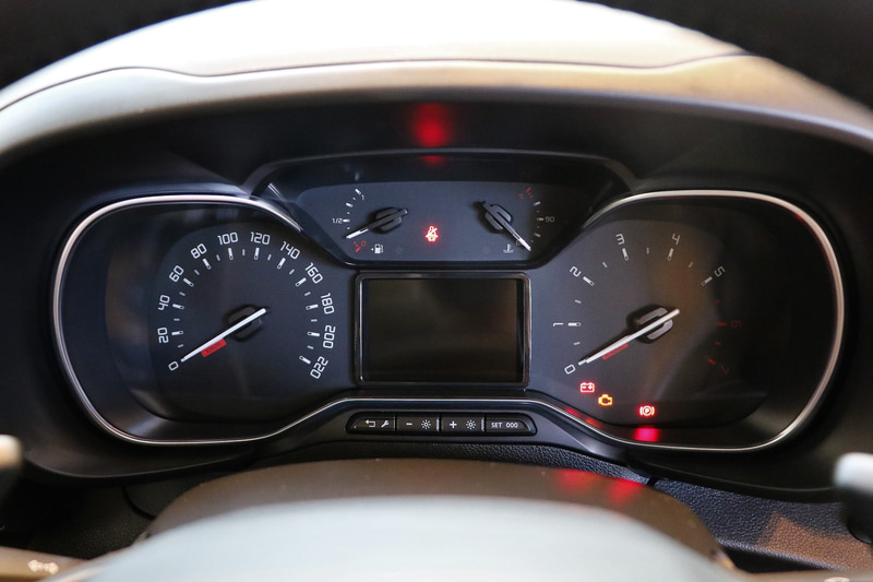 新型ベルランゴのインテリア。カタログモデル（SHINE）ではセンターコンソールや後席用エアアウトレットなどが新たに追加されている