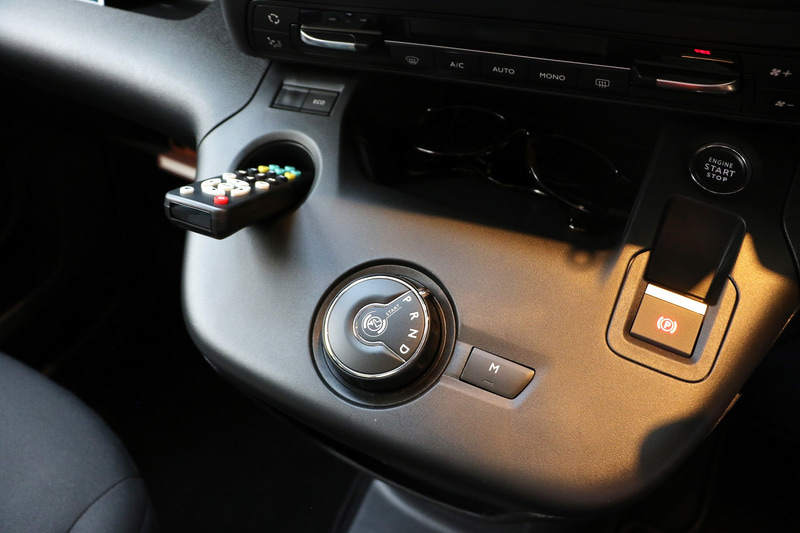 新型ベルランゴのインテリア。カタログモデル（SHINE）ではセンターコンソールや後席用エアアウトレットなどが新たに追加されている