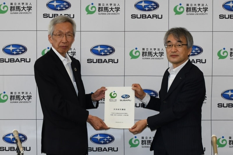 群馬大学 学長 平塚浩士氏（左）、株式会社SUBARU 執行役員 藤貫哲郎氏（右）