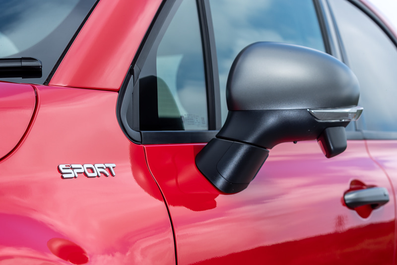 フロントフェンダーに専用バッヂ、ドアミラーもダークグレー仕上げとなる