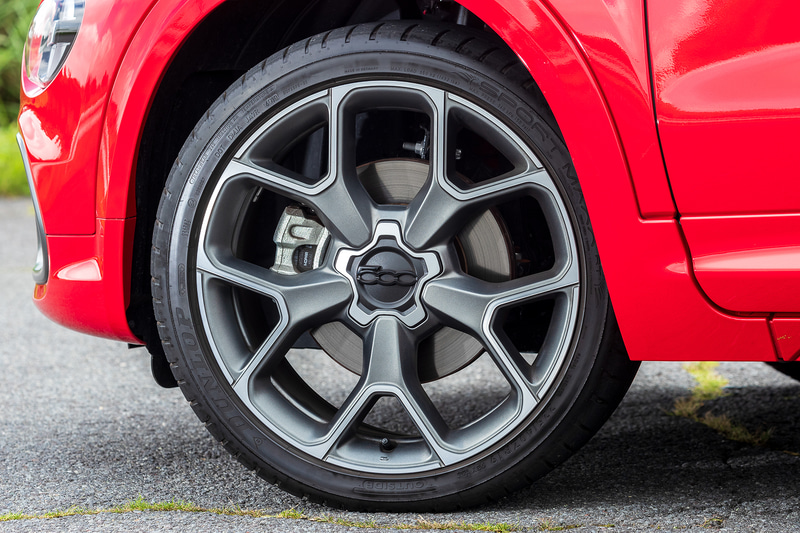 19インチの10スポークアルミホイール。タイヤはダンロップ SPORT MAXX RTでサイズは225/40R19