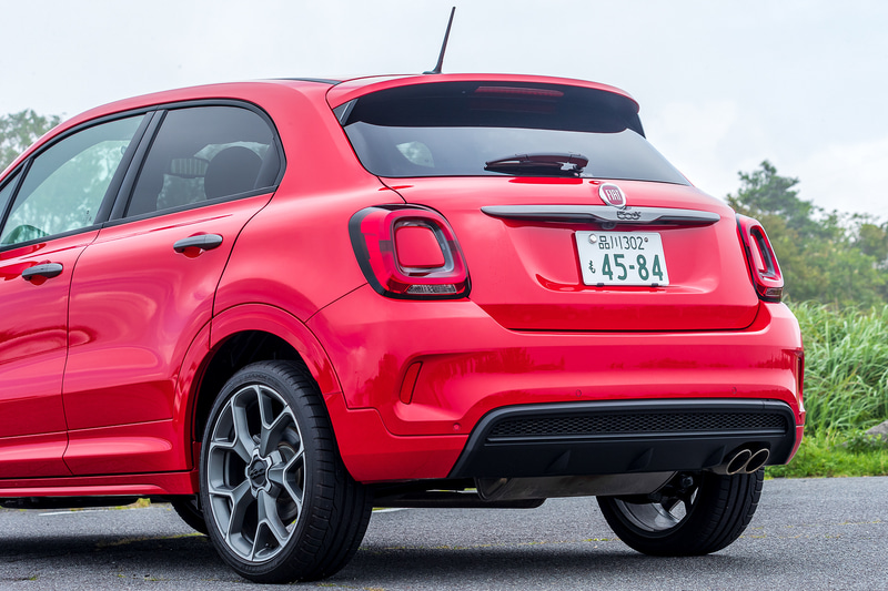 専用のスポーツリアバンパー。リアゲートのハンドルもダークグレー