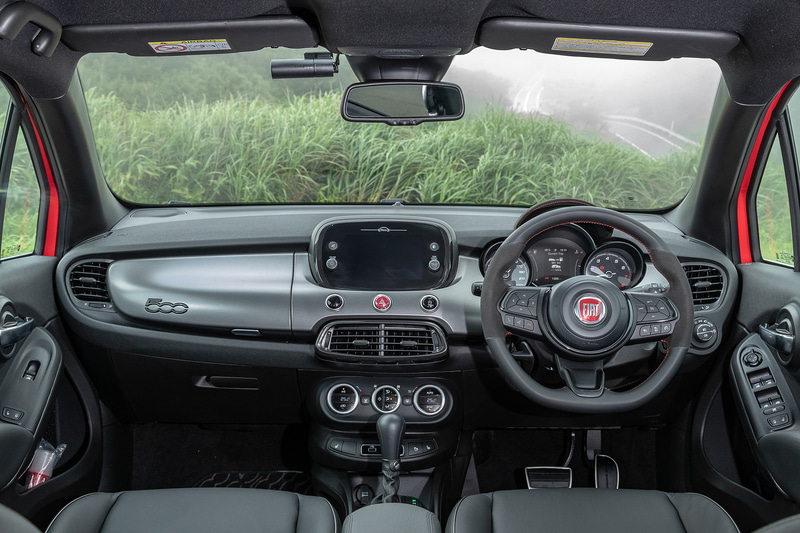 アルカンターラとダークグレーの加飾があしらわれたインテリア