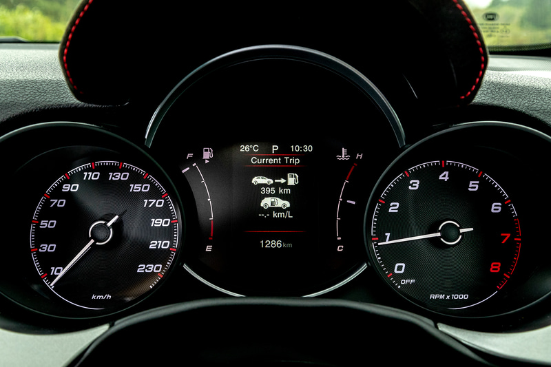 3.5インチのTFT液晶を採用したメータークラスター