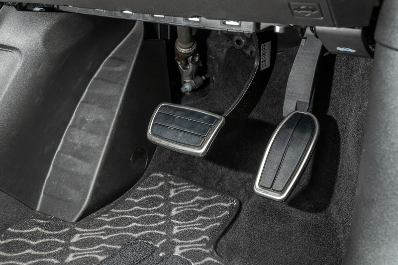 DCTなので2ペダル。スポーツペダルカバーを装着