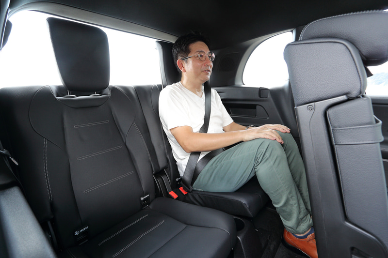 3列目および2列目に座ってみたところ。2列目シートは60：40の分割式とし、140mmの調整が可能な前後スライド機構を備え、後ろにスライドさせて乗員にレッグスペースを提供したり、前にスライドさせて積載性を向上させたりすることが可能。3列目シートは2列目シートのバックレストにあるロック解除レバーを操作することで、2列目シートが前に倒れてスライドしてワンタッチで乗り降りできる