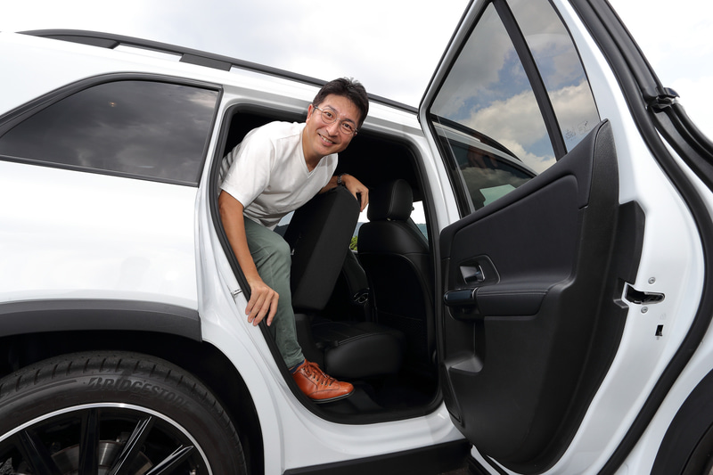 3列目および2列目に座ってみたところ。2列目シートは60：40の分割式とし、140mmの調整が可能な前後スライド機構を備え、後ろにスライドさせて乗員にレッグスペースを提供したり、前にスライドさせて積載性を向上させたりすることが可能。3列目シートは2列目シートのバックレストにあるロック解除レバーを操作することで、2列目シートが前に倒れてスライドしてワンタッチで乗り降りできる