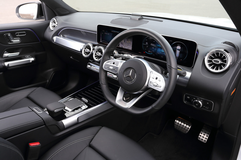 GLBではスクエアで車高の高いスタイルと、2830mmという長いホイールベースを生かして広い室内空間を実現。メルセデス・ベンツの対話型インフォテインメントシステム「MBUX」も備わる