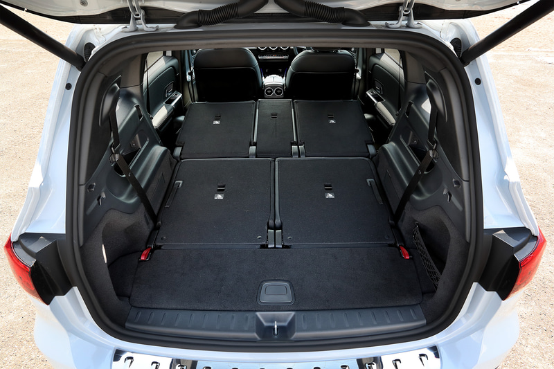 ラゲッジルームは高い車高や多彩なシートパターンにより、十分な積載性を確保しているだけでなく、日常的な利便性も考慮。左右のラゲッジルームトリムに小物入れを設けたほか、テールゲート下部にコート用フック2個、2段階高さ調整式ラゲッジルームフロアなどを備えている