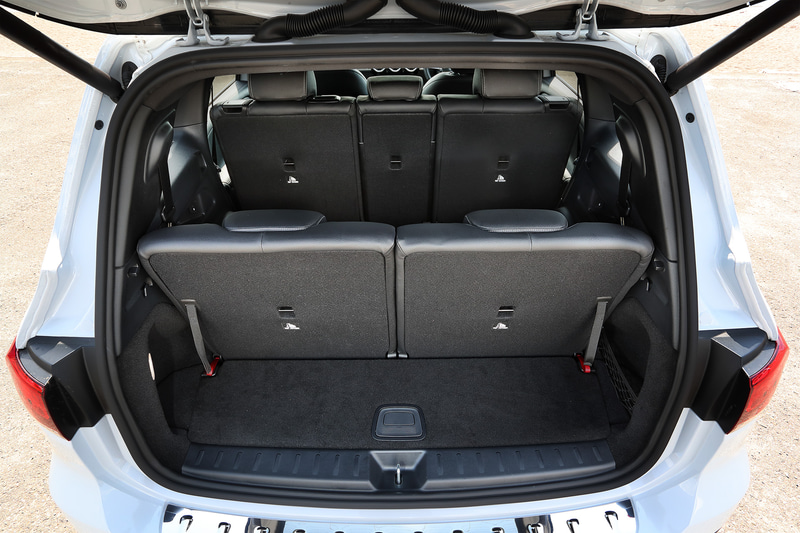 ラゲッジルームは高い車高や多彩なシートパターンにより、十分な積載性を確保しているだけでなく、日常的な利便性も考慮。左右のラゲッジルームトリムに小物入れを設けたほか、テールゲート下部にコート用フック2個、2段階高さ調整式ラゲッジルームフロアなどを備えている