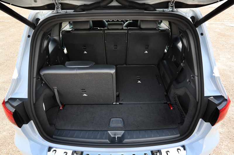 ラゲッジルームは高い車高や多彩なシートパターンにより、十分な積載性を確保しているだけでなく、日常的な利便性も考慮。左右のラゲッジルームトリムに小物入れを設けたほか、テールゲート下部にコート用フック2個、2段階高さ調整式ラゲッジルームフロアなどを備えている