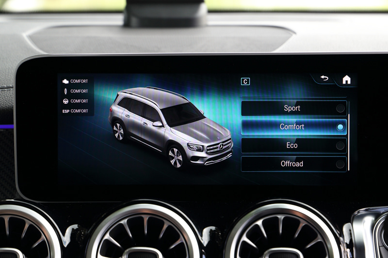 走行モードに応じてエンジン、トランスミッション、ステアリングなどのパラメーターが変化。「Comfort」「Eco」「Sport」に加え、滑りやすい路面で力強いトラクションを発生させる「Offroad」、ドライバーの好みに応じて特性を自由に設定できる「Individual」を設定する