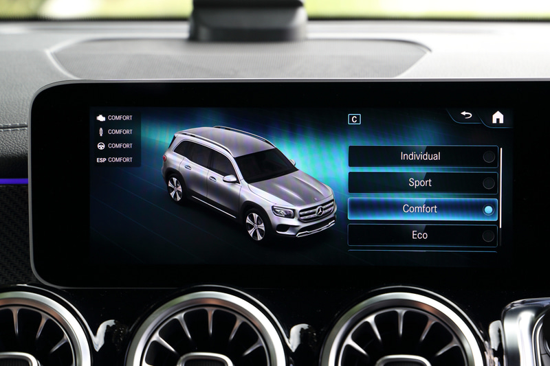 走行モードに応じてエンジン、トランスミッション、ステアリングなどのパラメーターが変化。「Comfort」「Eco」「Sport」に加え、滑りやすい路面で力強いトラクションを発生させる「Offroad」、ドライバーの好みに応じて特性を自由に設定できる「Individual」を設定する