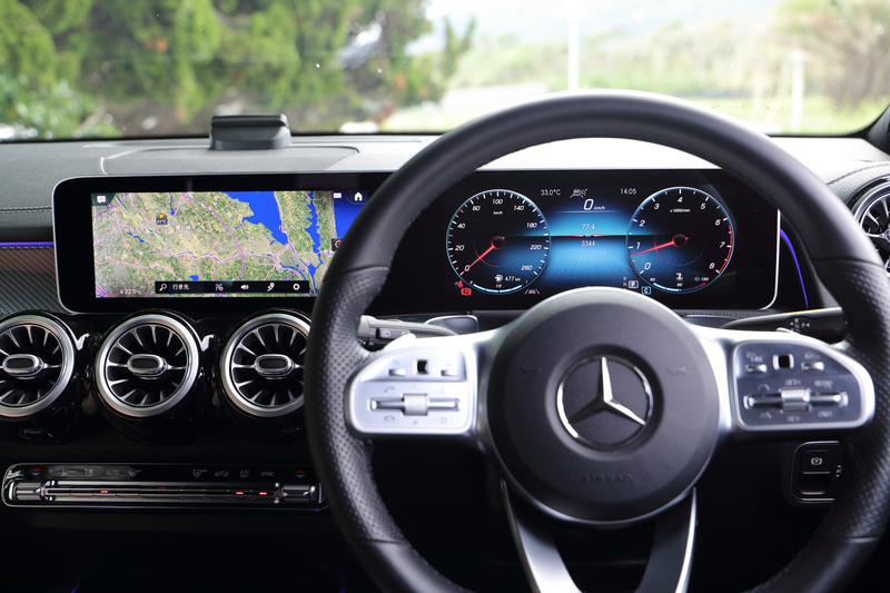 GLBではスクエアで車高の高いスタイルと、2830mmという長いホイールベースを生かして広い室内空間を実現。メルセデス・ベンツの対話型インフォテインメントシステム「MBUX」も備わる