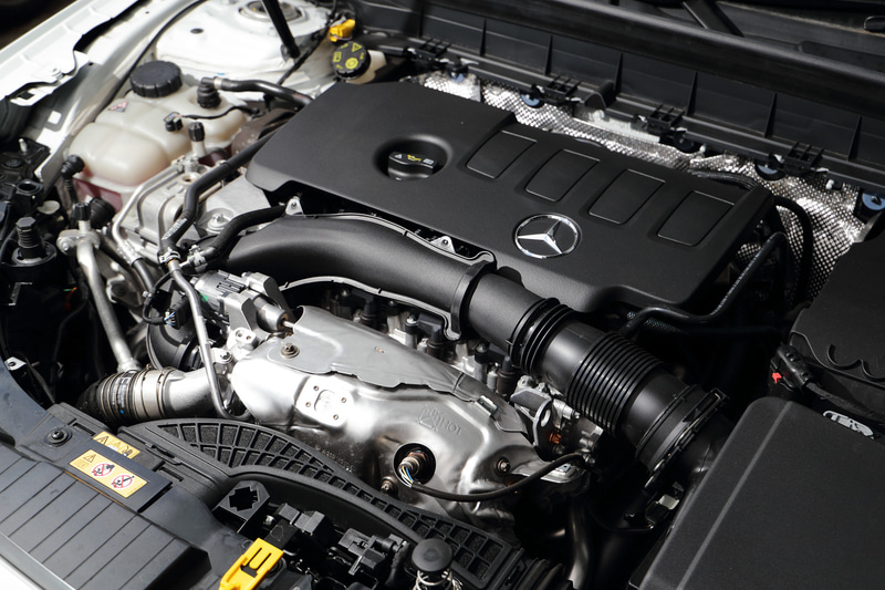 ガソリンモデルは直列4気筒DOHC 2.0リッター直噴ターボ「M260」型エンジンを搭載。最高出力165kW（224PS）/5500rpm、最大トルク350Nm（35.7kgfm）/1800-4000rpmを発生し、WLTCモード燃費は12.0km/L