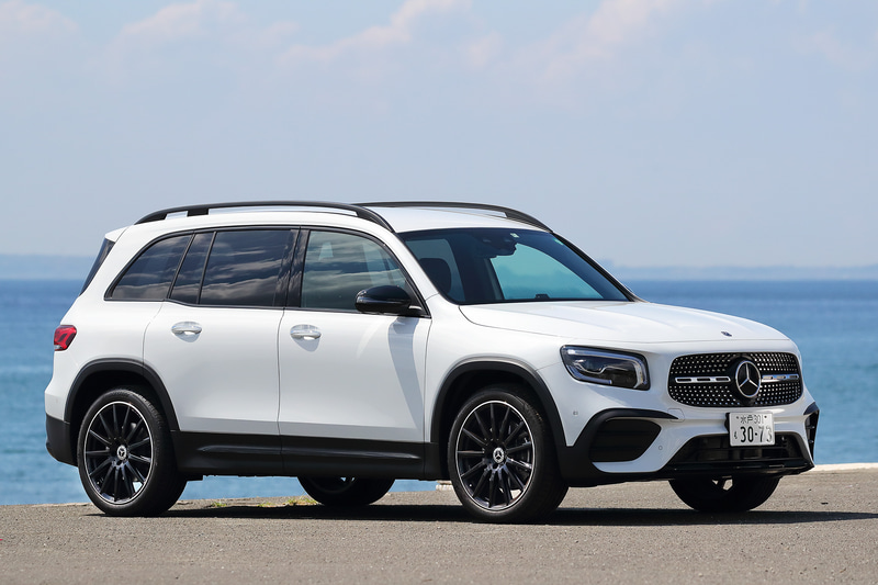 6月25日に発表された新型SUV「GLB」。今回試乗したのはガソリンモデルの「GLB 250 4MATIC Sports」（696万円）で、ボディサイズは4650×1845×1700mm（全長×全幅×全高）、ホイールベースは2830mm。ボディカラーはデジタルホワイトで、ガソリンモデルではギャラクシーブルーを含めて2色設定となっている。そのほか直列4気筒2.0リッターディーゼルターボ「OM654q」型エンジンを搭載する「GLB 200 d」（512万円）もラインアップする