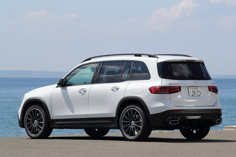 6月25日に発表された新型SUV「GLB」。今回試乗したのはガソリンモデルの「GLB 250 4MATIC Sports」（696万円）で、ボディサイズは4650×1845×1700mm（全長×全幅×全高）、ホイールベースは2830mm。ボディカラーはデジタルホワイトで、ガソリンモデルではギャラクシーブルーを含めて2色設定となっている。そのほか直列4気筒2.0リッターディーゼルターボ「OM654q」型エンジンを搭載する「GLB 200 d」（512万円）もラインアップする