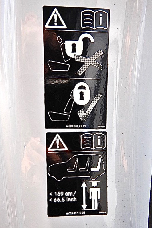 後部ドアを開けたサイドシル部分のステッカー。許容身長を超える場合、事故などのときにルーフや車内の部品に接触してケガをするおそれがあるので、該当する身長の乗員は3列目シートを使わないよう注意喚起を行なっている