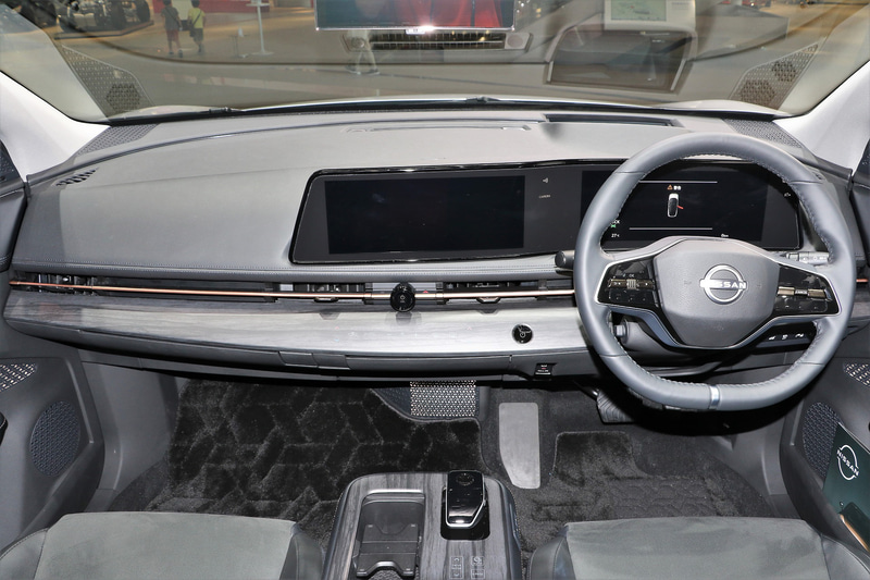 ディスプレイの表面は1枚のガラスパネルでできている