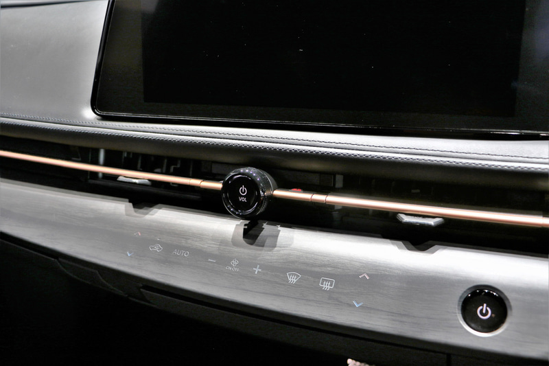 必要なスイッチは使いやすい場所に溶け込ませた