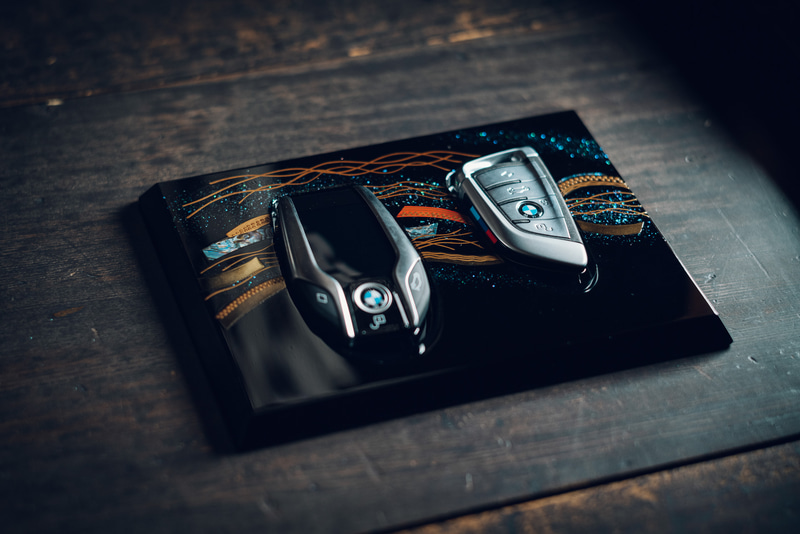 センターコンソール部分のインテリアトリムに、京都を代表する漆芸家である岡田紫峰氏が手掛けた漆塗り蒔絵螺鈿細工が施された。また、トリムと同じデザインを施した蒔絵螺鈿細工の専用キートレイが設定されるほか、アルカンターラを細い線状に裁断したものを上質な絹糸を使って西陣織の伝統技術で織り込んだクッションを特別装備