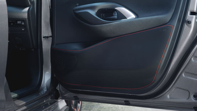 トムスの「ヤリス用ドアキックプロテクター」（フロントドア装着例）