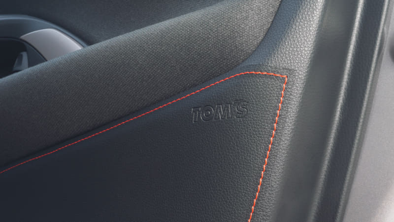 TOM'Sロゴがあしらわれる