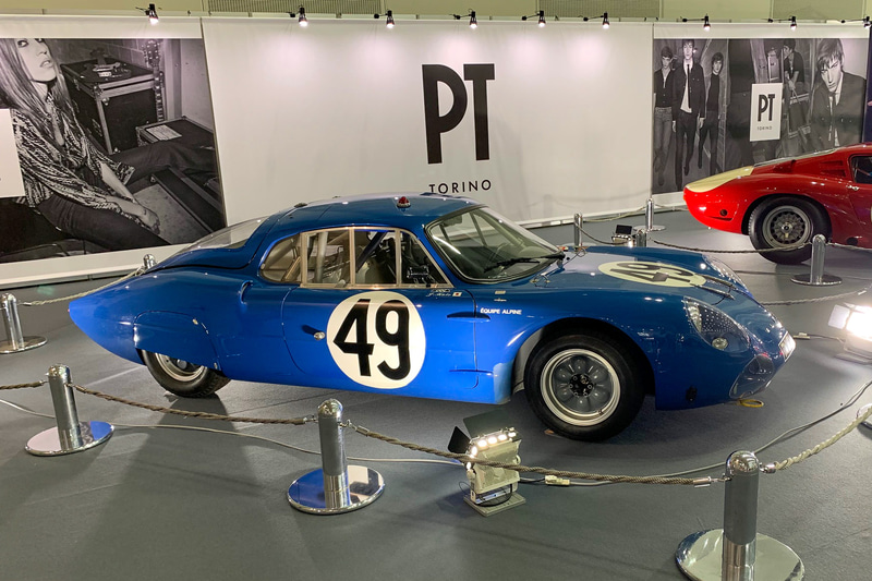 アルピーヌ M63。風の魔術師と言われたユベールのデザイン。いくら軽いとはいえ1.0リッターで240km/hも出たというから驚く