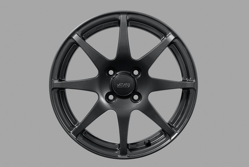 鍛造アルミホイール「FR8」は、強度解析に基づき断面形状やスポーク本数などを決定。鍛造本来の素性を生かしたシンプルなデザインで、S660向けにフロント15×5 1/2J インセット45（画像左）、リア16×6 1/2J インセット50（画像右）を設定。カラーはグラファイトガンメタリック。専用ホイールナットは別売。推奨タイヤサイズ フロント165/55R/15、リア195/45R/16。価格は15インチが6万6000円/本、16インチが7万1500円/本