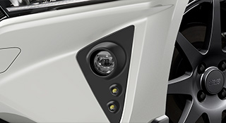 高性能プロジェクターユニットとLEDの組み合わせによりフォグライトとして理想的な配光パターンとし、優れた視認性と低消費電力、そしてロングライフを実現する先進の高輝度LEDフォグライト。照射光はホワイト。フロントエアロバンパーのオプション品。LEDフォグライトと取付アタッチメントのセット。価格8万8000円